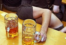 Ein Betrunkener sitz zusammengesunken in einem Bierzelt - Karl-Josef Hildenbrand/dpa/dpa-tmn