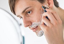 Mann rasiert seinen Bart - Christin Klose/dpa-tmn