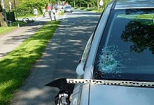 Das M&auml;dchen schlug mit dem Kopf auf die Windschutzscheibe des Autos. Der Helm bewahrte sie vor schlimmeren Verletzungen. - Foto: Polizei