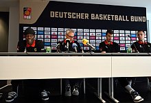 Pressekonferenz mit Dennis Schröder (l-r), Bundestrainer Gordon Herbert, Franz Wagner und Johannes Voigtmann. - Federico Gambarini/dpa