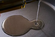 Eine Frau sch&uuml;ttet &Ouml;l in eine Pfanne - Annette Riedl/dpa/dpa-tmn