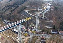 Bauarbeiten an der Talbr&uuml;cke Rahmede - Alex Talash/dpa
