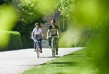 Radfahrer in einem Park - Tobias Hase/dpa-tmn