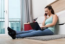 Surfen und telefonieren - Foto: Christin Klose/dpa-tmn