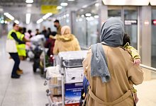 Charterflug bringt rund 140 Afghanen nach Berlin - Julian Stratenschulte/dpa