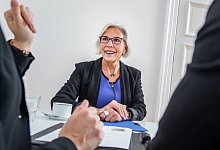 Ältere Frau beim Vorstellungsgespräch - Christin Klose/dpa-tmn