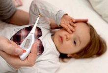 Bei einem Kind wird Fieber gemessen - Foto: Andrea Warnecke/dpa-tmn