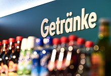 Der Schriftzug &laquo;Getr&auml;nke&raquo; &uuml;ber den Regalen eines Supermarktes - Heiko Rebsch/dpa