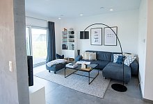 Möbliertes Wohnzimmer - Andrea Warnecke/dpa-tmn