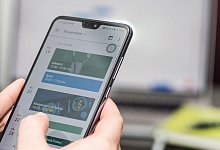 Eine Frau bearbeitet am einen Kalendereintrag im Smartphone - Robert Guenther/dpa-tmn