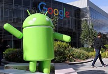 Android-Figur vor Google-Firmencampus - Foto: Christoph Dernbach