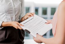 Eine Mitarbeiterin erh&auml;lt ein Arbeitszeugnis - Monique W&uuml;stenhagen/dpa-tmn