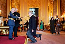 Stephen Fry zum Ritter geschlagen - Jordan Pettitt/PA/AP/dpa