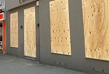 Bretter vor Schaufenstern - Marc Herwig/dpa