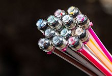 Glasfaserkabel sind auf einer Baustelle zu sehen - Matthias Rietschel/dpa-Zentralbild/dpa-tmn