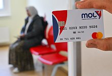 Bezahlkarten f&uuml;r Asylbewerber - picture alliance/dpa