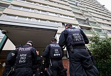 Meldekontrolle durch verschiedene Beh&ouml;rden am Problem-Hochhaus - Christoph Reichwein/dpa