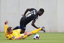 Johannes D&ouml;rfler (r.), hier im Testspiel gegen seinen Ex-Klub KFC Uerdingen, wagte einen neuen Anlauf beim SC Paderborn. Und dieser k&ouml;nnte nun zum Erfolg f&uuml;hren. - picture alliance