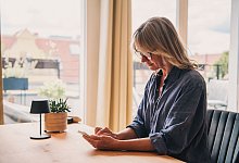 Eine Frau bedient ein Smartphone - Zacharie Scheurer/dpa-tmn