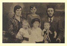 Familienfoto mit Rachel Hanan - -/Privat/dpa