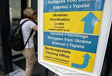 Eine Besucherin geht an einem Hinweisschild der Initiative Ukrainian Coordination Center im Amt f&uuml;r multikulturelle Angelegenheiten in Frankfurt am Main vorbei. - Frank Rumpenhorst/dpa