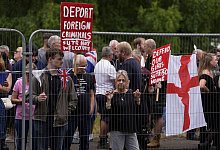 Protest gegen Asylbewerber in Großbritannien - Jordan Pettitt/PA/AP/dpa