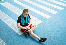 Ein junger Mann versorgt eine Sportverletzung - Christin Klose/dpa-tmn