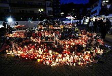 Kerzen und Blumen in Crans-Montana - Antonio Calanni/AP/dpa