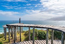 Ein Mann steht auf der Muelle de la Luz - Oliver Gerhard/dpa-tmn