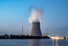 Wasserdampf steigt aus dem Kühlturm des Atomkraftwerks Isar 2 in Bayern. - Armin Weigel/dpa