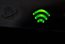 WLAN-Symbol leuchtet an einem Router - Andrea Warnecke/dpa-tmn
