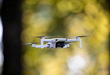 Eine Drohne schwebt in der Luft - Alexander Prautzsch/dpa-tmn/dpa