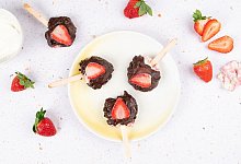 Erdbeer-Joghurt-Eis am Stiel - Ariane Bille/BVEO/dpa-tmn