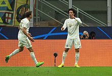 Leroy San&eacute; (r) feiert seinen Treffer mit Thomas M&uuml;ller. - Sven Hoppe/dpa