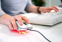 Computermaus an einem Arbeitsplatz - Andrea Warnecke/dpa-tmn