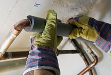 Heizungsrohr d&auml;mmen - Kai Remmers/dpa-tmn