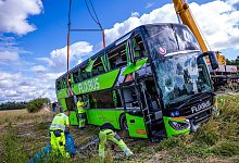 Flixbus auf A19 umgekippt - Menschen verletzt - Jens Büttner/dpa
