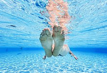 Freibad in der Schweiz will Zugang beschr&auml;nken - Julian Stratenschulte/dpa