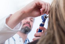 Ein Arzt untersucht eine Patientin - Christin Klose/dpa-tmn