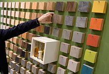 Farbauswahl bei Fu&szlig;b&ouml;den - Deutsche Messe AG/dpa-tmn