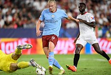 St&uuml;rmerstar Erling Haaland (M.) startete furios in Manchester. - Jose Breton/AP/dpa