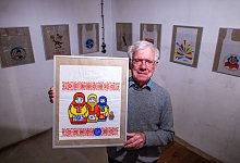 Rentner zeigt in Bunker DDR-Plastikt&uuml;ten - Jens B&uuml;ttner/dpa