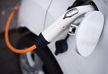 Elektroauto an einer Ladesäule - Andrea Warnecke/dpa-tmn