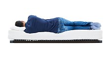 Ein Mann liegt auf einer Matratze mit Rost - Stiftung Warentest/dpa-tmn