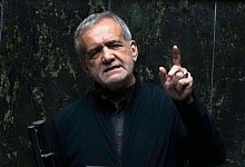 Irans Präsident Peseschkian - Vahid Salemi/AP/dpa