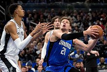 Magic vs Spurs - John Raoux/AP