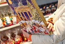 Ein Schokoladen-Adventskalender mit einem weihnachtlichen Motiv - Emily Wabitsch/dpa/dpa-tmn