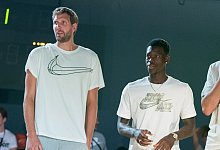 Dirk Nowitzki (l) und Dennis Schröder - Jörg Carstensen/dpa