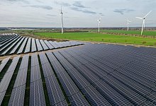 Windr&auml;der hinter Solarpark - Jan Woitas/dpa