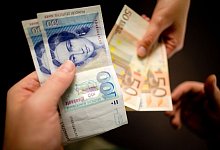 Umtausch D-Mark in Euro - Kay Nietfeld/dpa